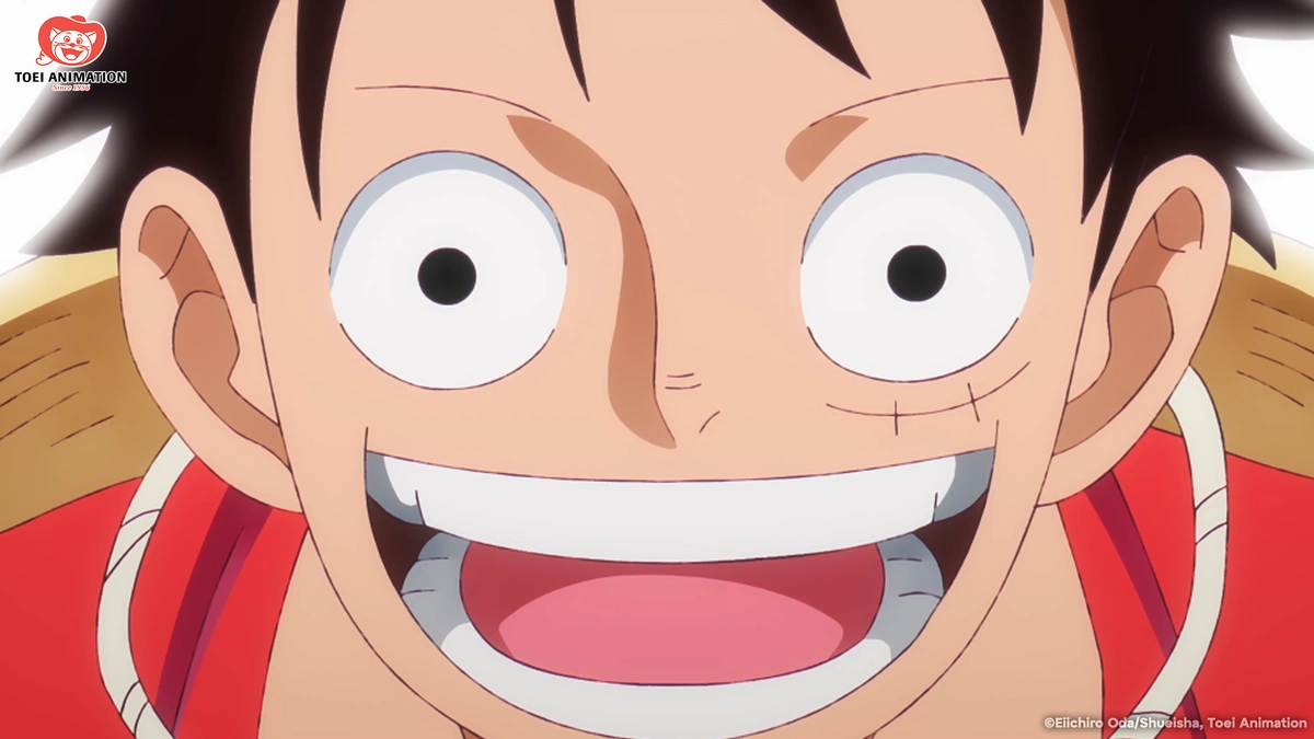 Luffy sorrindo com seu chapéu de palha nas costas em One Piece