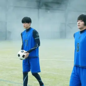 Fumiya Takahashi como Yoichi Isagi e Kaito Sakurai como Meguru Bachira em cena do filme live-action de Blue Lock