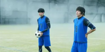 Fumiya Takahashi como Yoichi Isagi e Kaito Sakurai como Meguru Bachira em cena do filme live-action de Blue Lock