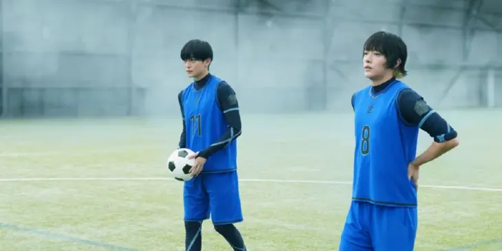 Fumiya Takahashi como Yoichi Isagi e Kaito Sakurai como Meguru Bachira em cena do filme live-action de Blue Lock