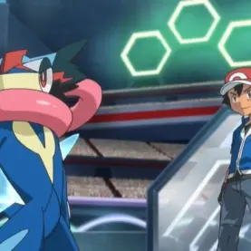 Ash e Greninja na forma Ash-Greninja em uma arena de Kalos