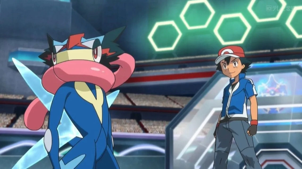 Ash e Greninja na forma Ash-Greninja em uma arena de Kalos