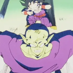 Piccolo se coloca à frente de Gohan para protegê-lo do ataque de Nappa