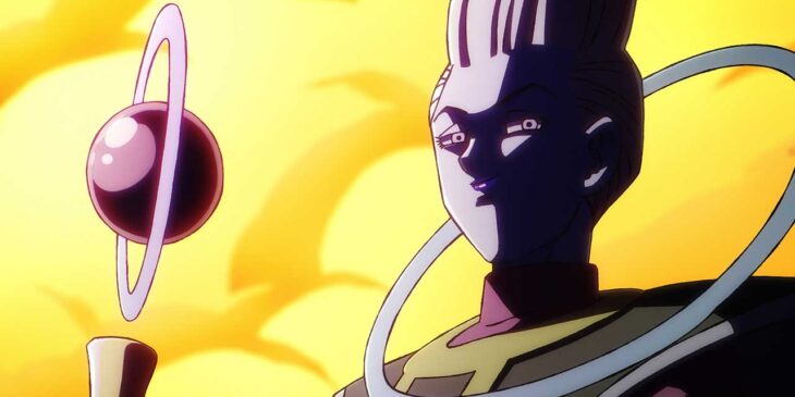 Beerus ao lado do cajado de Whis em Dragon Ball Super: Beerus