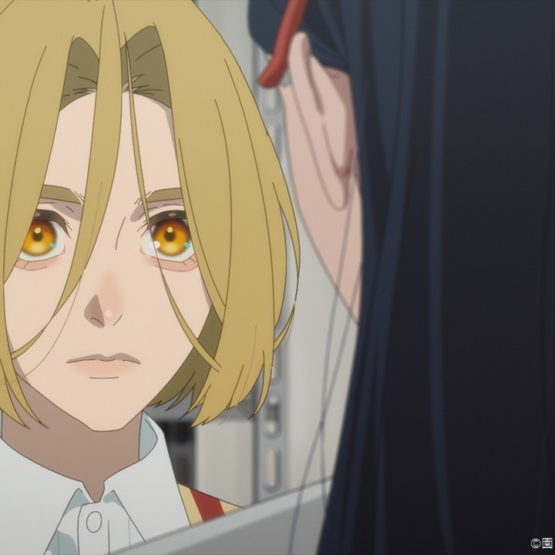 Aia Udagawa segura um instrumento de maquiagem diante de Jun Sumisaki em Bless.