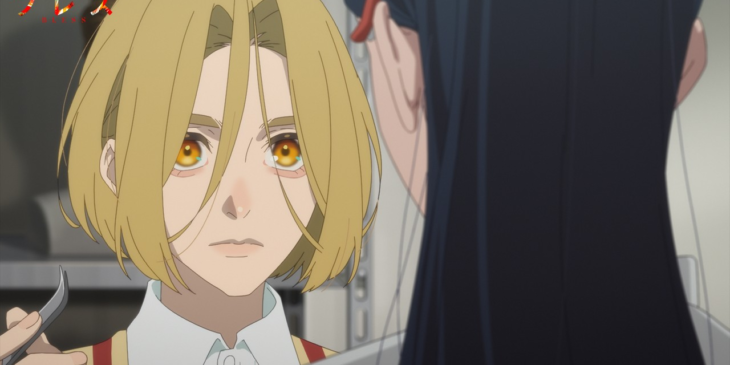 Aia Udagawa segura um instrumento de maquiagem diante de Jun Sumisaki em Bless.