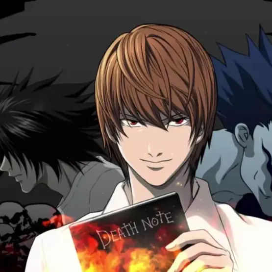 Light Yagami segura o Death Note, com L e Ryuk ao fundo.