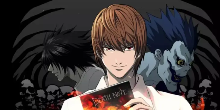 Light Yagami segura o Death Note, com L e Ryuk ao fundo.