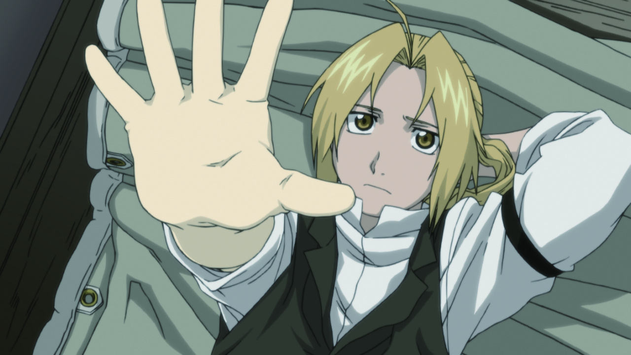 Edward Elric de cachecol branco em Fullmetal Alchemist: O Conquistador de Shamballa.