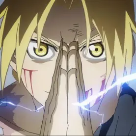 Edward Elric com as palmas das mãos unidas e raios de energia alquímica em Fullmetal Alchemist: Brotherhood