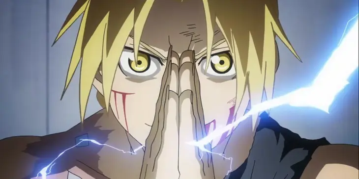 Edward Elric com as palmas das mãos unidas e raios de energia alquímica em Fullmetal Alchemist: Brotherhood