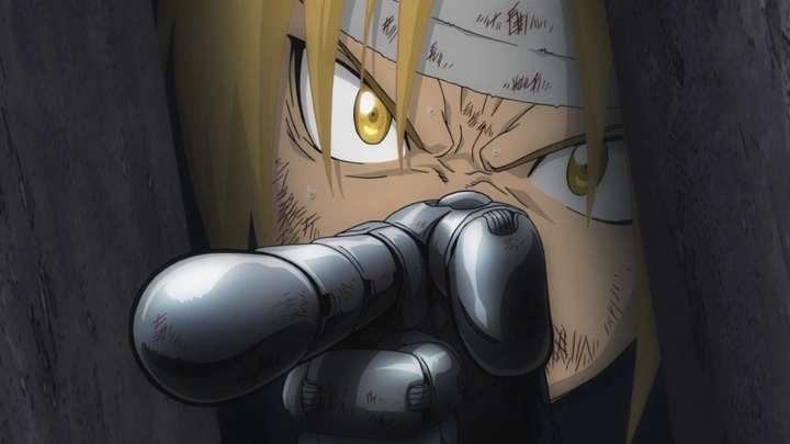 Edward, com a testa enfaixada, ergue a mão metálica em Fullmetal Alchemist: Brotherhood