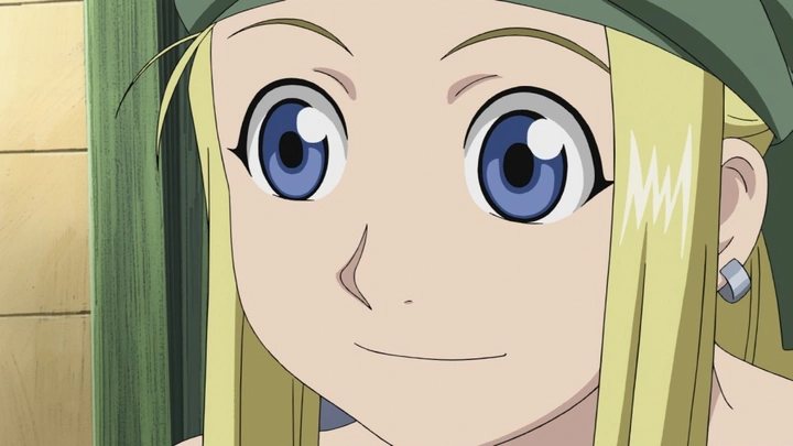 Winry Rockbell sorri em uma cena de Fullmetal Alchemist: Brotherhood