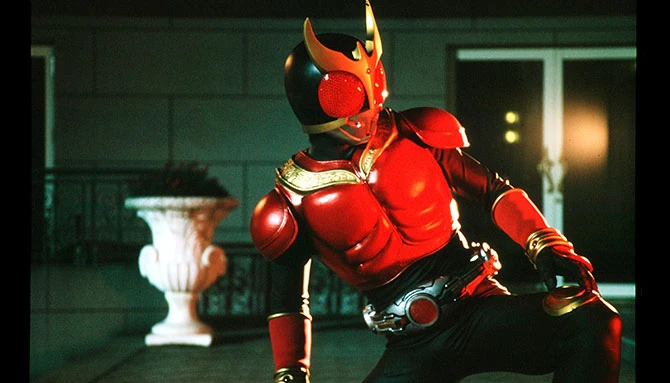 Kamen Rider Kuuga em sua forma vermelha durante uma cena de ação