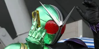 Kamen Rider W com sua armadura verde e preta em cena da série