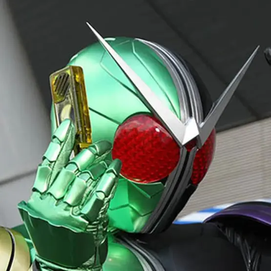 Kamen Rider W com sua armadura verde e preta em cena da série