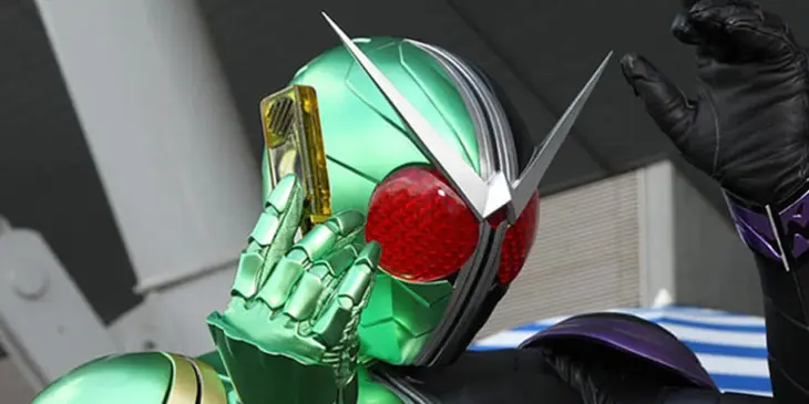 Kamen Rider W com sua armadura verde e preta em cena da série