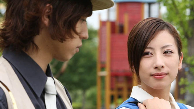 Cena de Kamen Rider W com dois personagens conversando