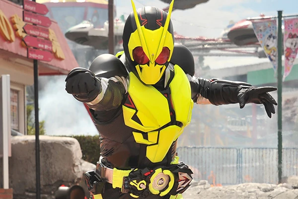 Kamen Rider Zero-One com armadura preta e amarela em cena da série