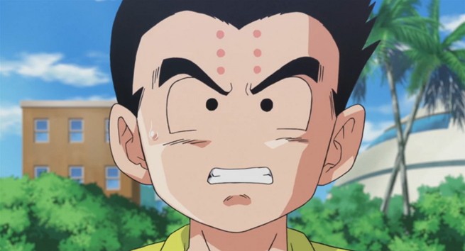 Kuririn com cabelo preto e as seis marcas na testa em cena do anime Dragon Ball