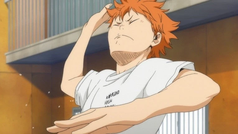 As cenas de Hinata dramatizam o esporte; uma comparação real exige dados obtidos no mesmo protocolo.