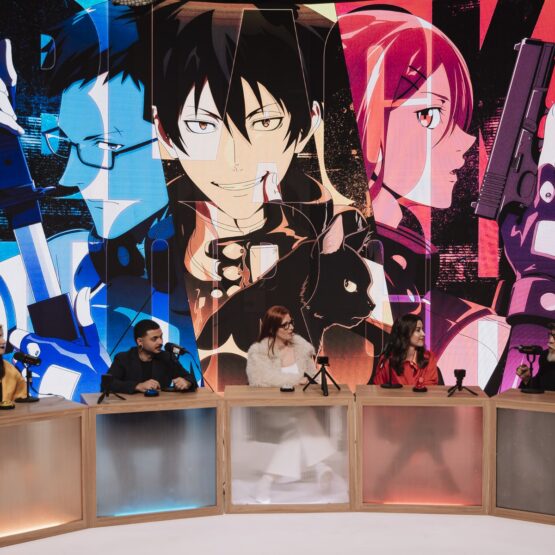 Participantes do Resenha Crunchyroll reunidos em mesa-redonda diante de painel de Tocha Negra