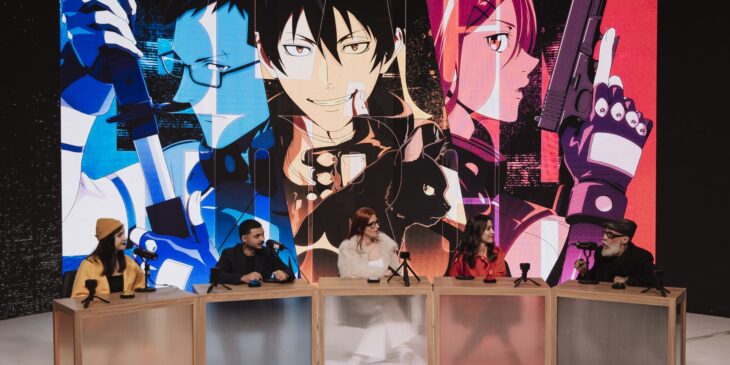 Participantes do Resenha Crunchyroll reunidos em mesa-redonda diante de painel de Tocha Negra
