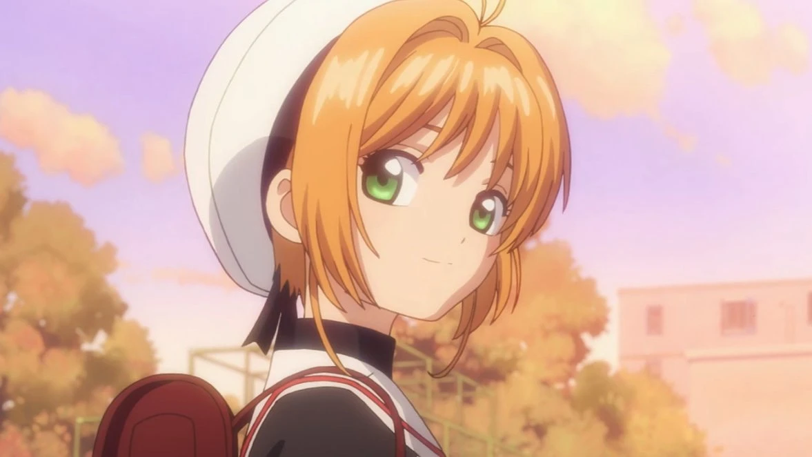 Sakura Kinomoto usando uniforme escolar e boina branca