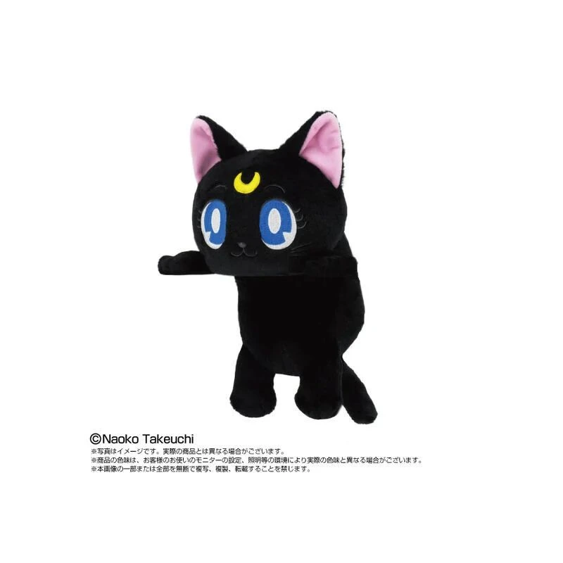 Demonstração de uso da pelúcia Funbaruzu Luna junto à mesa